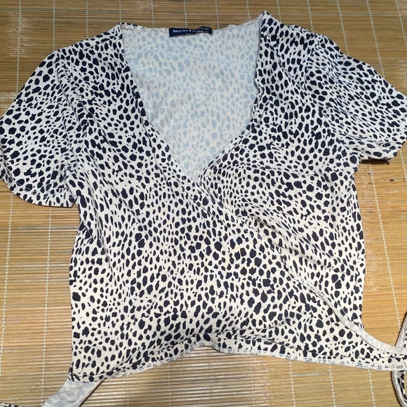 Brandy Melville cheetah leopard print tie front crop top - Picture 3 of 6